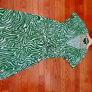 SHORT SLEEVE PRINTED WRAP DRESS